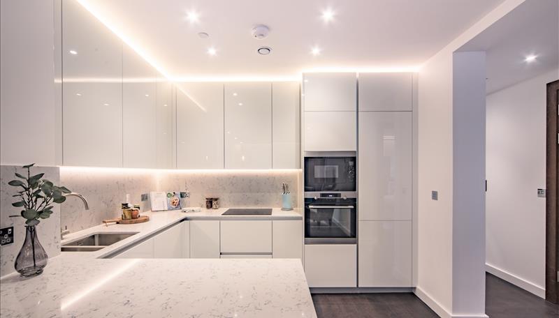 2 bed property in Charles Clowes Walk, London